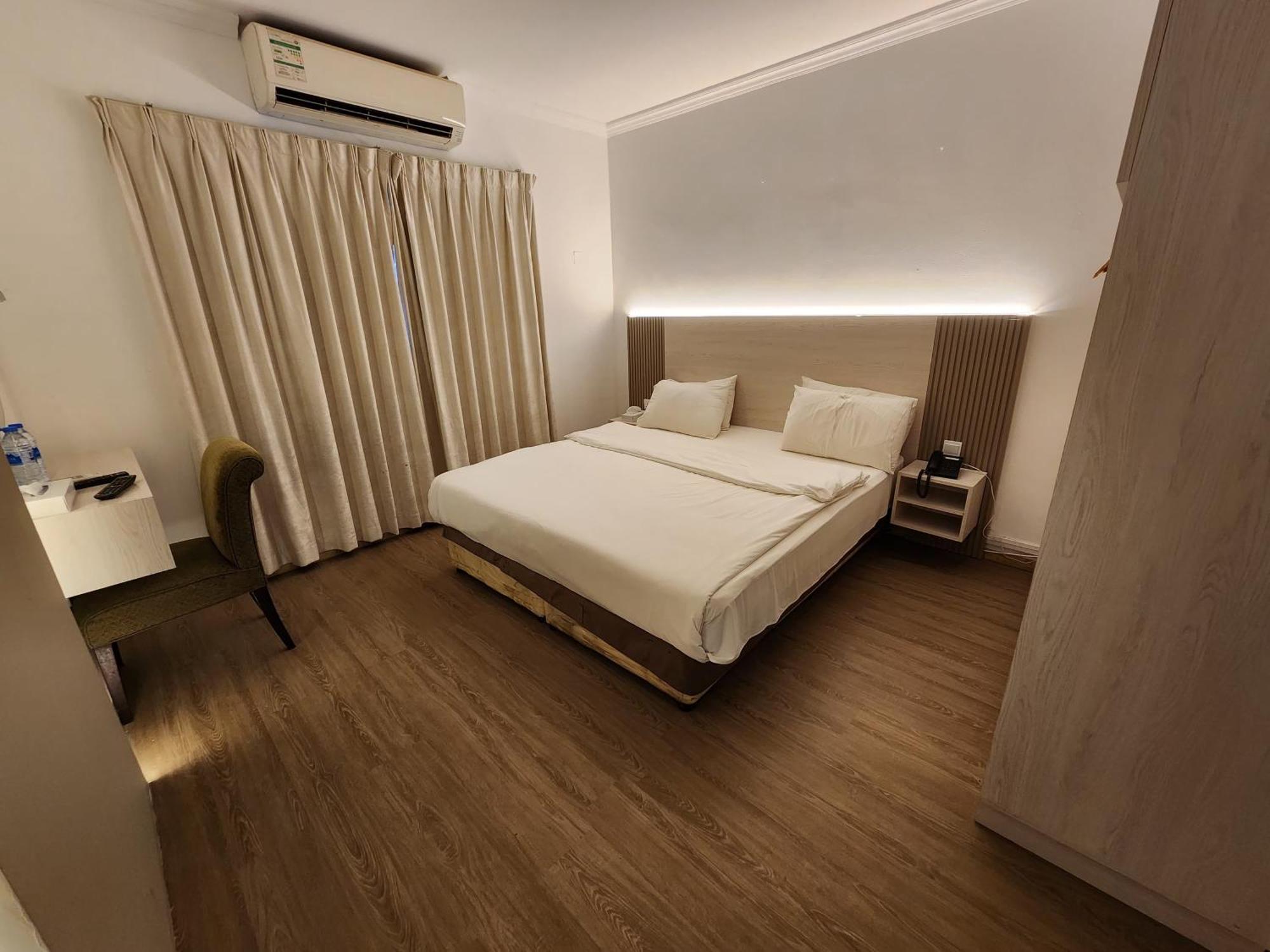 Zimmer mit Kingsize-Bett
